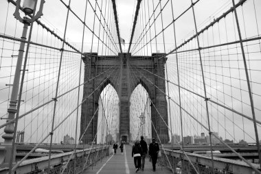 Brooklyn Köprüsü, ABD 'deki en eski asma köprülerden biridir. 1883 'te tamamlandı, Manhattan ve Brooklyn' in New York ilçelerini Doğu Nehri 'ne yayarak birbirine bağlıyor..