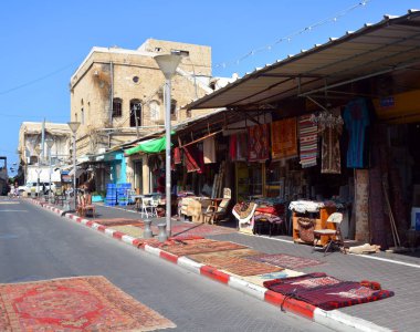 JAFFA ISRAEL - 05: 11 16: Jaffa Bit Pazarı 'ndaki halı satıcısı bu mükemmel Orta Doğu yetenek pazarlığını geliştirmek için harika bir yer..