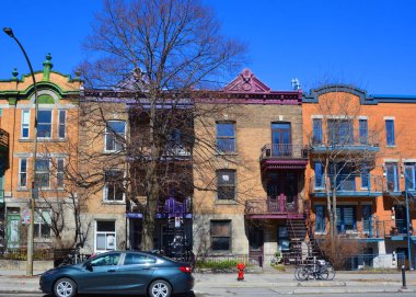 MONTREAL CANADA - 04 16 2020: Montreal 'deki Saint-Urbain caddesinde demirden merdivenleri olan tipik bir kasaba evi.