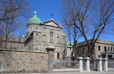 MONTREAL QUEBEC CANADA - 04 23 2020: The Hotel-Dieu de Montreal (1645 'te kuruldu) Kuzey Amerika' da kurulan ilk hastane ve Montreal, Quebec 'teki en eski hastane..