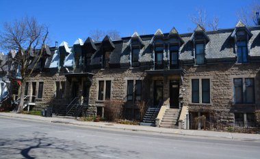 MONTREAL CANADA - 04 16 2020: Montreal 'deki Saint-Urbain caddesinde demirden merdivenleri olan tipik bir kasaba evi.
