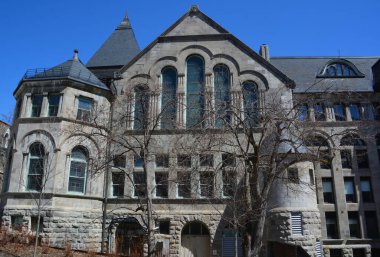 MONTREAL QUEBEC CANADA - 04 23 2020: Şu anda McGill Üniversitesi Kütüphanesi 'nin en büyük şubesi olan Redpath Kütüphane Binası ile birlikte inşa edilmektedir.