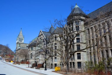 MONTREAL QUEBEC CANADA - 04 23 2020: Şu anda McGill Üniversitesi Kütüphanesi 'nin en büyük şubesi olan Redpath Kütüphane Binası ile birlikte inşa edilmektedir. 