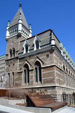 MONTREAL QUEBEC CANADA - 04 23 2020: Şu anda McGill Üniversitesi Kütüphanesi 'nin en büyük şubesi olan Redpath Kütüphane Binası ile birlikte inşa edilmektedir. 