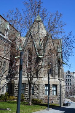 MONTREAL QUEBEC CANADA - 04 23 2020: Şu anda McGill Üniversitesi Kütüphanesi 'nin en büyük şubesi olan Redpath Kütüphane Binası ile birlikte inşa edilmektedir.