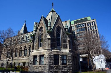 MONTREAL QUEBEC CANADA - 04 23 2020: Şu anda McGill Üniversitesi Kütüphanesi 'nin en büyük şubesi olan Redpath Kütüphane Binası ile birlikte inşa edilmektedir. 