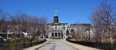 MONTREAL QUEBEC CANADA - 04 23 2020: Campus McGill Üniversitesi bir İngilizce araştırma üniversitesidir. Resmi olarak Kral IV. George tarafından 1821 yılında çıkarılan kraliyet tüzüğü tarafından kurulmuştur..