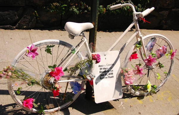 ニューヨーク市 10月29日13 ソーホー通りでサイクリストが殺されたことを記念するゴーストバイク — ストック写真