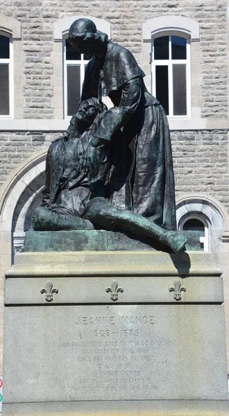 モントリオールケベックカナダ ジャンヌ マンスへの記念碑は 最初の病院の姉妹の到着の250周年を祝うためにモントリオールのホテル ディエウの前で1909で発表されました — ストック写真