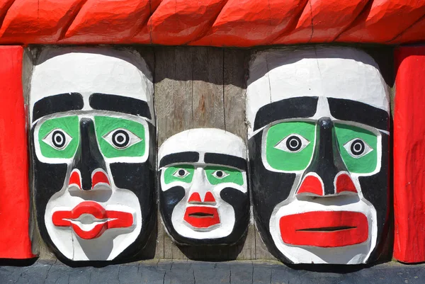 MONTREAL QUEBEC CANADA - 03 08: 19: Charles Joseph 'in 55 metrelik totem heykelinin ayrıntıları kayıp gençliğini ve iyileşme yolculuğunu simgeliyor.