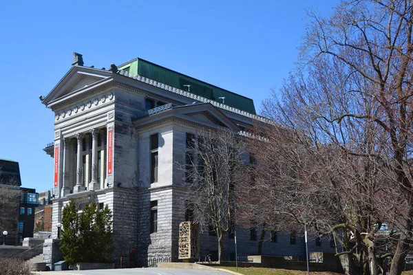 MONTREAL QUEBEC CANADA - 04 23 2020: Redpath Museum, McGill Üniversitesi 'ne ait bir doğa tarihi müzesidir. Şeker baronu Peter Redpath 'in hediyesi olarak 1882' de inşa edildi.