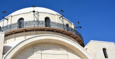 JERUSALEM ISRAEL - 26 118: Yahudi Mahallesi 'nde bulunan Harabe Sinagogu (Hurva Sinagogu) önündeki Ortodoks Yahudiler