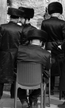 JERUSALEM ISRAEL - 26 10 16: Yahudi hasidik duası bir Batı Duvarı, Ağlama Duvarı Ağlama Yeri eski Kudüs 'te antik bir kireçtaşı duvardır. Büyük Herod 'dan İkinci Yahudi Tapınağı