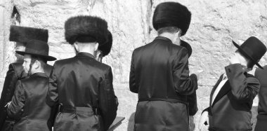 JERUSALEM ISRAEL - 26 10 16: Yahudi hasidik duası bir Batı Duvarı, Ağlama Duvarı Ağlama Yeri eski Kudüs 'te antik bir kireçtaşı duvardır. Büyük Herod 'dan İkinci Yahudi Tapınağı