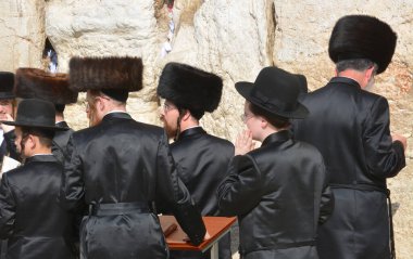 JERUSALEM ISRAEL - 26 10 16: Yahudi hasidik duası bir Batı Duvarı, Ağlama Duvarı Ağlama Yeri eski Kudüs 'te antik bir kireçtaşı duvardır. Büyük Herod 'dan İkinci Yahudi Tapınağı