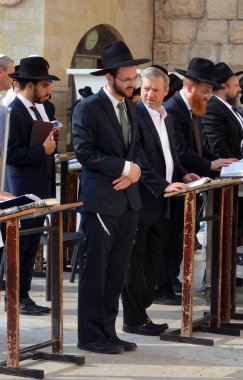 JERUSALEM ISRAEL - 26 10 16: Yahudi hasidik duası bir Batı Duvarı, Ağlama Duvarı Ağlama Yeri eski Kudüs 'te antik bir kireçtaşı duvardır. Büyük Herod 'dan İkinci Yahudi Tapınağı