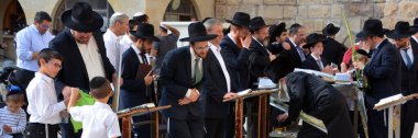 JERUSALEM ISRAEL - 26 10 16: Yahudi hasidik duası bir Batı Duvarı, Ağlama Duvarı Ağlama Yeri eski Kudüs 'te antik bir kireçtaşı duvardır. Büyük Herod 'dan İkinci Yahudi Tapınağı