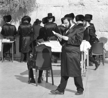JERUSALEM ISRAEL - 26 10 16: Yahudi hasidik duası bir Batı Duvarı, Ağlama Duvarı Ağlama Yeri eski Kudüs 'te antik bir kireçtaşı duvardır. Büyük Herod 'dan İkinci Yahudi Tapınağı