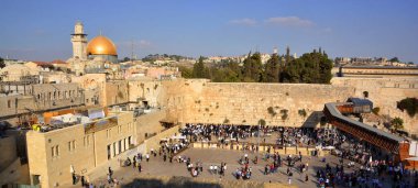 JERUSALEM ISRAEL - 26 10 16: Yahudi hasidik duası bir Batı Duvarı, Ağlama Duvarı Ağlama Yeri eski Kudüs 'te antik bir kireçtaşı duvardır. Büyük Herod 'dan İkinci Yahudi Tapınağı