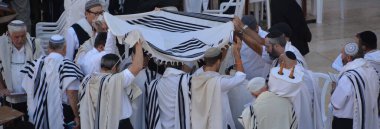 JERUSALEM ISRAEL - 26 10 16: Musevi adam Simchat Torah 'ı kutladı. Simchat Torah, geleneksel Tevrat okuma döngüsünün tamamlanması nedeniyle kutlanan bir Yahudi bayramıdır.