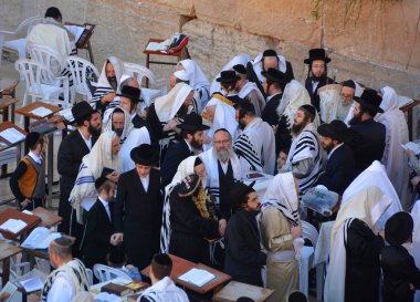 JERUSALEM ISRAEL - 26 10 16: Musevi adam Simchat Torah 'ı kutladı. Simchat Torah, geleneksel Tevrat okuma döngüsünün tamamlanması nedeniyle kutlanan bir Yahudi bayramıdır.