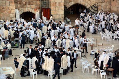JERUSALEM ISRAEL - 26 10 16: Musevi adam Simchat Torah 'ı kutladı. Simchat Torah, geleneksel Tevrat okuma döngüsünün tamamlanması nedeniyle kutlanan bir Yahudi bayramıdır.