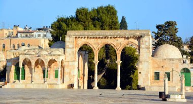 JERUSALEM ISRAEL - 26 11 16: Ashrafiyya tapınak dağının batı ve kuzey tarafları çoğunlukla Kur 'an okulları ve Mameluke döneminin diğer dini organlarıyla çevrilidir.