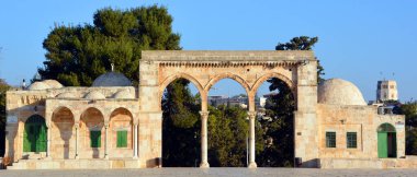 JERUSALEM ISRAEL - 26 11 16: Ashrafiyya tapınak dağının batı ve kuzey tarafları çoğunlukla Kur 'an okulları ve Mameluke döneminin diğer dini organlarıyla çevrilidir.