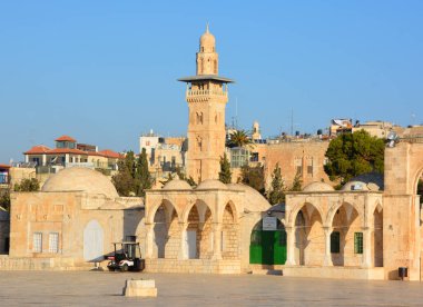 JERUSALEM ISRAEL - 26 11 16: Ashrafiyya tapınak dağının batı ve kuzey tarafları çoğunlukla Kur 'an okulları ve Mameluke döneminin diğer dini organlarıyla çevrilidir.