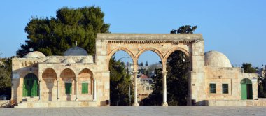 JERUSALEM ISRAEL - 26 11 16: Ashrafiyya tapınak dağının batı ve kuzey tarafları çoğunlukla Kur 'an okulları ve Mameluke döneminin diğer dini organlarıyla çevrilidir.