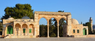 JERUSALEM ISRAEL - 26 11 16: Ashrafiyya tapınak dağının batı ve kuzey tarafları çoğunlukla Kur 'an okulları ve Mameluke döneminin diğer dini organlarıyla çevrilidir.