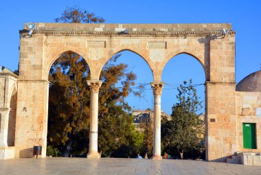 JERUSALEM ISRAEL - 26 11 16: Ashrafiyya tapınak dağının batı ve kuzey tarafları çoğunlukla Kur 'an okulları ve Mameluke döneminin diğer dini organlarıyla çevrilidir.