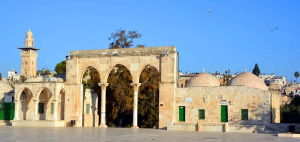JERUSALEM ISRAEL - 26 11 16: Ashrafiyya tapınak dağının batı ve kuzey tarafları çoğunlukla Kur 'an okulları ve Mameluke döneminin diğer dini organlarıyla çevrilidir.