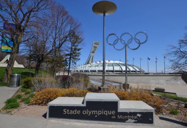 Montreal, Kanada - 05 07 2020. Montreal Olimpiyat Stadyumu Kulesi. Dünyanın en yüksek eğimli kulesi. Olimpiyat turu 175 metre uzunluğunda ve 45 derecelik açıyla yapılıyor.
