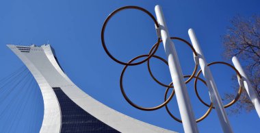 Montreal, Kanada - 05 07 2020. Montreal Olimpiyat Stadyumu Kulesi. Dünyanın en yüksek eğimli kulesi. Olimpiyat turu 175 metre uzunluğunda ve 45 derecelik açıyla yapılıyor.