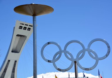 Montreal, Kanada - 05 07 2020. Montreal Olimpiyat Stadyumu Kulesi. Dünyanın en yüksek eğimli kulesi. Olimpiyat turu 175 metre uzunluğunda ve 45 derecelik açıyla yapılıyor.