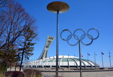 Montreal, Kanada - 05 07 2020. Montreal Olimpiyat Stadyumu Kulesi. Dünyanın en yüksek eğimli kulesi. Olimpiyat turu 175 metre uzunluğunda ve 45 derecelik açıyla yapılıyor.