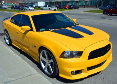 MONTREAL QUEBEC CANADA - 03 24 2020: Dodge Charger, ilk kez 2005 Kuzey Amerika Otomobil Fuarı 'nda tanıtılan ve Fiat Chrysler Automobiles' in bir yan kuruluşu olan FCA US LLC tarafından üretilen 4 kapılı bir sedan.