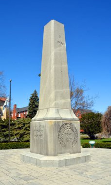 Kraliyet Dağları Kasabası - 05: 12 2020: 45 Kasaba sakinleri İkinci Dünya Savaşı 'nda öldürüldü ya da aktif hizmette öldü. Onların onuruna anılarını devam ettirmek için belediye binasında halka açık bir plaket var..