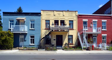 MONTREAL CANADA - 04 16 2020: Montreal caddesinde demirden merdivenleri olan tipik bir kasaba evi.