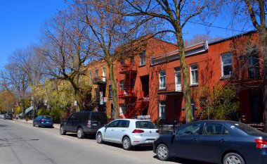 MONTREAL CANADA - 04 16 2020: Montreal caddesinde demirden merdivenleri olan tipik bir kasaba evi.
