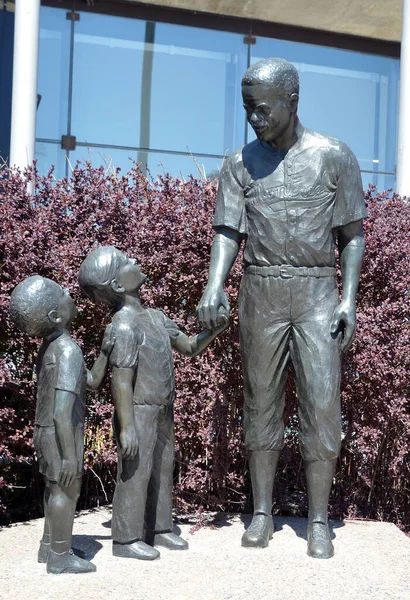 Montreal Canada Maja Brązowa Statua Jackie Robinson Amerykański Baseballista Który — Zdjęcie stockowe