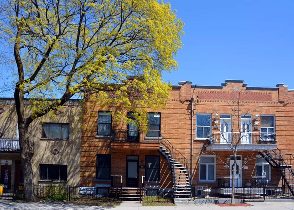 MONTREAL CANADA - 04 16 2020: Montreal caddesinde demirden merdivenleri olan tipik bir kasaba evi.