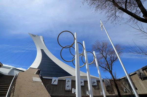 Montreal, Kanada - 05 07 2020. Montreal Olimpiyat Stadyumu Kulesi. Dünyanın en yüksek eğimli kulesi. Olimpiyat turu 175 metre uzunluğunda ve 45 derecelik açıyla yapılıyor.
