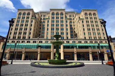 MONTREAL QUEBEC CANADA - 05 07 2020; Dominion Square Building, aynı zamanda Gazette Binası olarak da bilinir, Montreal şehir merkezindeki Dorchester Meydanı 'na bakan bir belediye binasıdır..