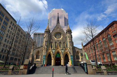 MONTREAL CANADA - 05 07 2020: Montreal Anglikan Kilisesi KPMG ya da Place de la Cathedrale, 1987 yılında Montreal 'de tamamlanmış 34 katlı bir gökdelendir.