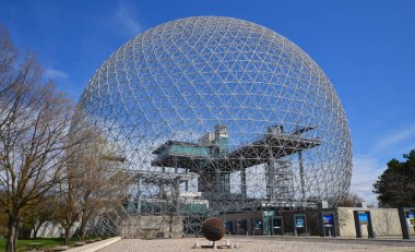MONTREAL, CANADA - 05 07 2020: Biyosfer Montreal 'de çevreye adanmış bir müzedir. 1967 Dünya Fuarı için ABD 'nin eski pavyonunda bulunan Parc Jean-Drapeau, Expo 67.