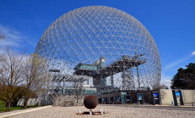 MONTREAL, CANADA - 05 07 2020: Biyosfer Montreal 'de çevreye adanmış bir müzedir. 1967 Dünya Fuarı için ABD 'nin eski pavyonunda bulunan Parc Jean-Drapeau, Expo 67.
