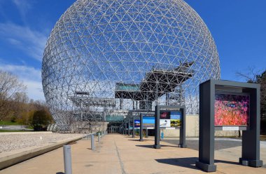 MONTREAL, CANADA - 05 07 2020: Biyosfer Montreal 'de çevreye adanmış bir müzedir. 1967 Dünya Fuarı için ABD 'nin eski pavyonunda bulunan Parc Jean-Drapeau, Expo 67.