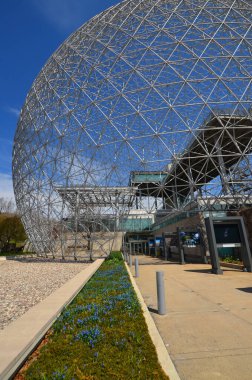MONTREAL, CANADA - 05 07 2020: Biyosfer Montreal 'de çevreye adanmış bir müzedir. 1967 Dünya Fuarı için ABD 'nin eski pavyonunda bulunan Parc Jean-Drapeau, Expo 67.